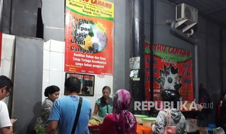 Warung Puthu Lanang menjajakan kue tradisional sejak 1935 di Jalan Jaksa Suprapto, Kota Malang.