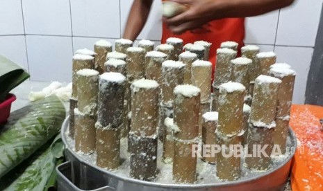 Warung Puthu Lanang menjajakan kue tradisional sejak 1935 di Jalan Jaksa Suprapto, Kota Malang.