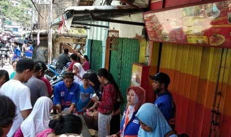 Warung sedekah Daarut Tauhid Peduli di lokasi terdampak bencana angin puting beliung, Bogor.