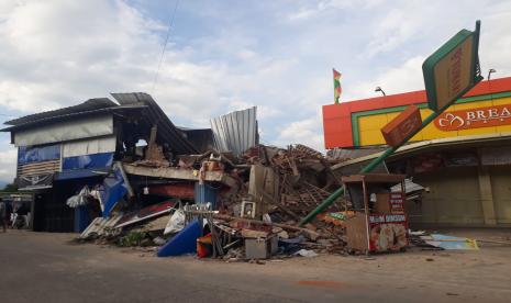 Warung sembako disamping minimarket Yomart Kecamatan Warungkodang, Kabupaten Cianjur, rusak diterjang gempa, Senin (21/11/2022). Pasca gempa bumi yang melanda cianjur berkekuatan magnitudo 5,6, PT Pertamina (Persero) mengamankan fasilitas dan semua sarana penyalur BBM dan LPG di wilayah regional jawa bagian barat, khususnya Cianjur dan Sukabumi.