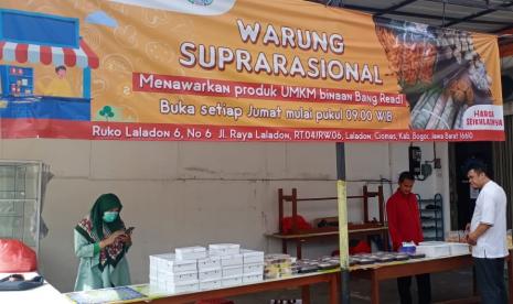 Warung Suprarasional di warung ini pembeli bisa mendapatkan makanan dan camilan dengan membayar seikhlasnya (sesuai kemampuan). 