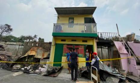 Warung yang selamat dari kobaran api di Simprug Golf, Jakarta Selatan, Selasa (23/8/2022).