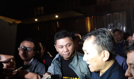 Wasekjen Demokrat Andi Arief memberikan keterangan perihal tudingannya terhadap Prabowo Subianto sebagai 'Jenderal Kardus', di kediaman Ketum Demokrat SBY di Mega Kuningan, Kamis (9/8) dini hari.  