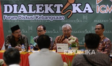 Wasekjen ICMI Nurhadi Musawir, Wabendum ICMI Suhaji Lestiadi, Ketua Pokja Bank Wakaf Zainul Bahanoor, Ketua Tim Peramus Bank Wakaf Ventura Indonesia Yuslam Fauzi (dari kiri-kanan) menjadi pembicara dalam diskusi Dialektika ICMI yang bertemakan Bank Wakaf V