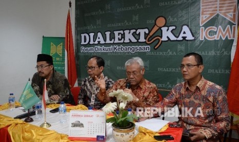 Wasekjen ICMI Nurhadi Musawir, Wabendum ICMI Suhaji Lestiadi, Ketua Pokja Bank Wakaf Zainul Bahanoor, Ketua Tim Peramus Bank Wakaf Ventura Indonesia Yuslam Fauzi (dari kiri-kanan) menjadi pembicara dalam diskusi Dialektika ICMI yang bertemakan Bank Wakaf V