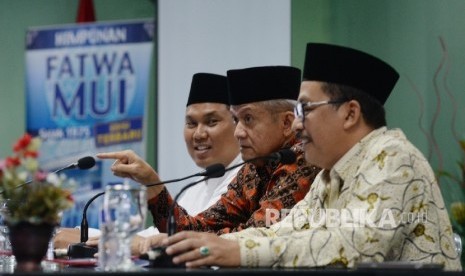 Wasekjen MUI Sholahuddin Al-Aiyub (kiri), Sekjen MUI Anwar Abbas (tengah), dan Wakil Ketua Umum MUI Zainut Tauhid.