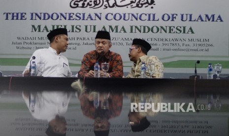 Wasekjen MUI Sholahuddin Al-Aiyub (kiri), Sekjen MUI Anwar Abbas (tengah), dan Wakil Ketua Umum MUI Zainut Tauhid menggelar konferensi pers di kantor MUI, Jakarta, Selasa (22/11).