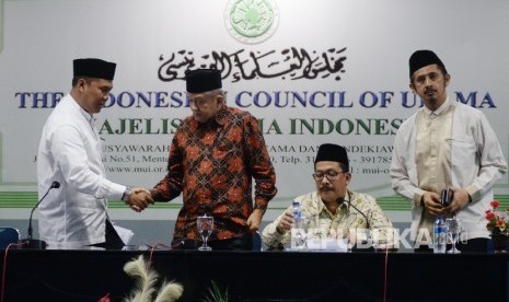 Wasekjen MUI Sholahuddin Al-Aiyub, Sekjen MUI Anwar Abbas, Wakil Ketua Umum MUI Zainut Tauhid, dan Wasekjen MUI Zaitun Rasmin (dari kiri) menggelar konferensi pers di kantor MUI, Jakarta, Selasa (22/11).