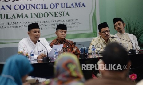 Wasekjen MUI Sholahuddin Al-Aiyub, Sekjen MUI Anwar Abbas, Wakil Ketua Umum MUI Zainut Tauhid, dan Wasekjen MUI Zaitun Rasmin (dari kiri) menggelar konferensi pers di kantor MUI, Jakarta, Selasa (22/11).