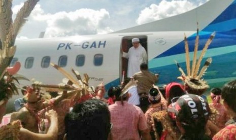 Wasekjen MUI Ustaz Tengku Zulkarnain saat akan keluar dari pesawat di Bandara Sintang, Kalimantan Barat.