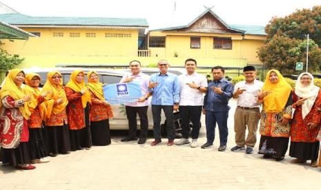 Wasekjen PAN Irvan Herman Abdullah menyerahkan bantuan satu unit mobil dari Ketum PAN Zulkifli Hasan kepada Pimpinan Daerah Aisyiyah Pekanbaru, Riau Rabu (4/10).