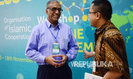 Wasif Ali Khan (kiri) dari Bangladesh berbincang dengan Corporate Secretary Bio Farma M Rahman Rustan (kanan) tentang industri vaksin di negaranya disela-sela konferensi pers 