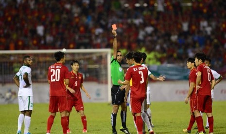 Wasit Al Yaqoubi Omar Mubarak Mazaroquai memberikan kartu merah kepada pesepakbola Indonesia Hanif Sjahbandi saat melawan Vietnam pada pertandingan Sepakbola SEA Games Kuala Lumpur 2017 di Stadion Majelis Perbendaharaan Selayang, Malaysia, Selasa (22/8) malam. Pada pertandingan ini Indonesia menahan imbang Vietnam 0-0 dengan 10 orang pemain.