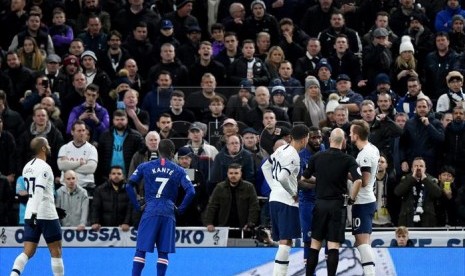  Wasit Anthony Taylor berbicara dengan pemain Chelsea Antonio Rudiger (kaos biru/kanan) dalam laga Liga Liga Primer Inggris, Tottenham Hotspur kontra Chelsea, Ahad (22/12).