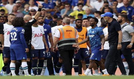 Wasit Anthony Taylor memberikan kartu merah kepada pelatih kepala Chelsea Thomas Tuchel saat pertandingan sepak bola Liga Inggris antara Chelsea dan Tottenham Hotspur di Stadion Stamford Bridge di London, Ahad, 14 Agustus 2022. 