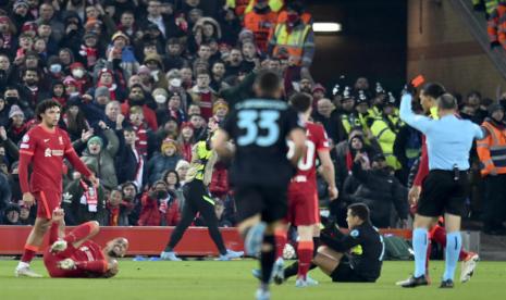 Wasit Antonio Mateu Lahoz (kanan) mengkartu merah Alexis Sanchez setelah melanggar Fabinho.