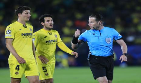 Wasit asal Belanda Danny Makkelie (kanan) mengabaikan protes dari para pemain Villarreal pada pertandingan leg kedua semifinal Liga Champions di Estadio de la Ceramica, Villarreal, Rabu (4/5/2022) dini hari WIB.