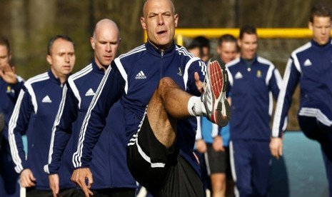 Wasit asal Inggris, Howard Webb (tengah), ikut dalam sesi latihan khusus wasit untuk Piala Dunia 2014 Brasil di markas FIFA di Zurich, Swiss, Kamis (27/3). 