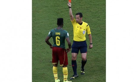 Wasit asal Portugal, Pedro Proenca (kanan), mengganjar kartu merah pemain Kamerun, Alexandre Song, saat menghadapi Kroasia di laga Grup A Piala Dunia 2014 Brasil di Arena Amazonia, Manaus, Rabu (18/6). 