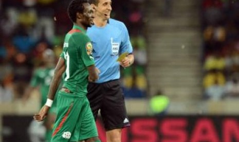 Wasit asal Tunisia, Slim Jdidi, saat mengusir pemain Burkina Faso, Jonathan Pitroipa, pada laga semifinal Piala Afrika 2013, Kamis (7/2) dini hari WIB.