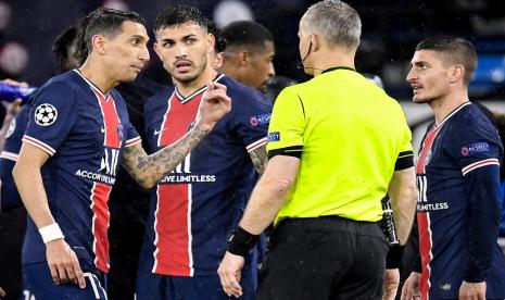 Wasit Bjorn Kuipers (kedua kanan) saat memberikan kartu merah kepada pemain PSG Angel Di Maria.