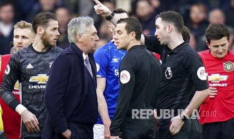 Wasit Christopher Kavanagh mengkartu merah pelatih Everton Carlo Ancelotti usai laga  Everton melawan Manchester United di Goodison Park, Liverpool, Ahad (1/3) malam.