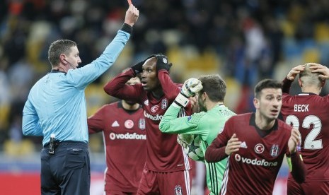 Wasit Craig Thomson memberikan kartu merah kepada bek Besiktas, Andreas Beck pada laga Liga Champions lawan Dynamo Kiev di stadion Olympiskiy, Kiev, Rabu (7/12) dini hari WIB. Kiev menang telak 6-0.