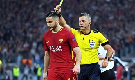 Wasit Damir Skomina saat mengkartu kuning pemain AS Roma Kostas Manolas.