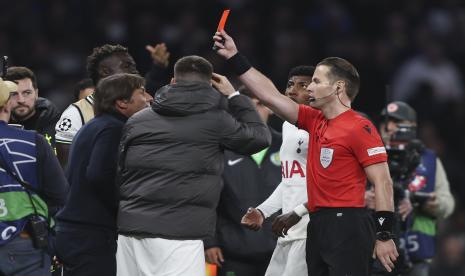 Wasit Danny Makkelie memberikan kartu merah kepada pelatih Tottenham Hotspur Antonio Conte saat pertandingan sepak bola Grup D Liga Champions antara Tottenham Hotspur dan Sporting CP di Stadion Tottenham Hotspur di London, Rabu, 26 Oktober 2022. Tottenham harus menjalani laga tandang Liga Champions ke Marseille tanpa dihadiri pelatih Antonio Conte yang terkena larangan.