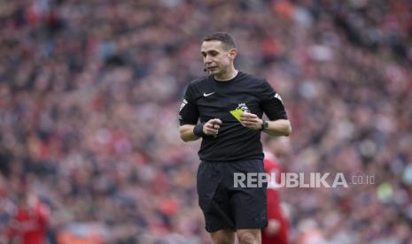 Wasit David Coote saat memimpin pertandingan Liga Primer Inggris antara Liverpool dan Brighton & Hove Albion di Anfield, Liverpool, Inggris, 31 Maret 2024. Coote diskors karena mendiskreditkan mantan pelatih Liverpool Jurgen Klopp.