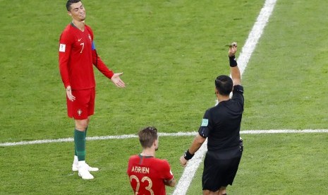 Wasit Enrique Caceres mengartu kuning Cristiano Ronaldo pada laga Portugal lawan Iran, Selasa (26/6) dini hari WIB.