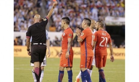 Wasit Heber Lopes mengeluarkan kartu merah pada final Copa America Centenario 2016.