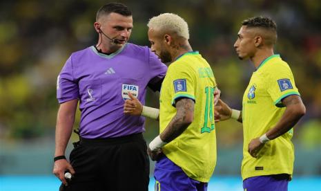  Wasit Inggris Michael Oliver berbicara dengan Neymar (tengah) dari Brasil selama pertandingan sepak bola perempat final Piala Dunia FIFA 2022 antara Kroasia dan Brasil di Education City Stadium di Doha, Qatar, Jumat (9/12/2022).