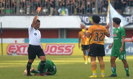 Wasit Iwan Sukoco mengeluarkan kartu merah untuk bek tengah Bhayangkara FC, Nurhidayat usai melanggar gelandang tengah PSS Sleman Todd Ferre pada lanjutan pertandingan BRI Liga 1 di Stadion Maguwoharjo, Sleman, Yogyakarta.