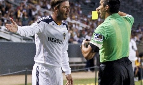 Wasit Marco Rodriguez ketika memberi kartu kuning kepada David Beckham di kompetisi MLS.