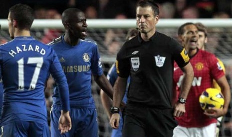   Wasit Mark Clattenburg (kanan) saat memimpin pertandingan Manchester United melawan Chelsea di  Stamford Bridge, London, Ahad (28/10). 