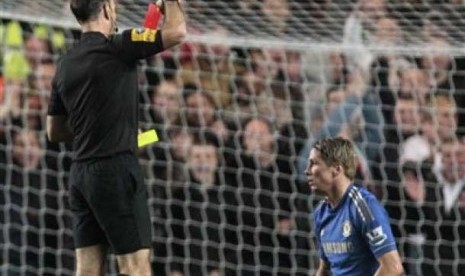 Wasit Mark Clattenburg saat mengeluarkan kartu merah untuk penyerang Chelsea, Fernando Torres, pada laga Chelsea versus Manchester United di Stamford Bridge, Ahad (28/10) malam.