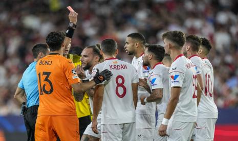  Wasit memberikan kartu merah kepada pemain Sevilla Youssef En-Nesyri (tenga) saat pertandingan grup G Liga Champions antara Sevilla dan Borussia Dortmund di stadion Ramon Sanchez Pizjuan di Sevilla, Spanyol, Kamis (6/10/2022) dini hari WIB. 