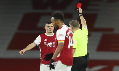 Wasit mengartu merah bek Arsenal, Granit Xhaka pada laga Liga Inggris kontrak Burnley, Senin (14/12) dini hari WIB. Arsenal kalah 0-1.