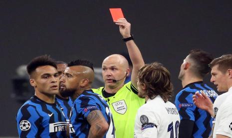 Wasit mengartu merah gelandang Inter Milan Arturo Vidal (kedua kiri) pada laga Grup C Liga Champions melawan Real Madrid di Giuseppe Meazza, Kamis (26/11) dini hari WIB. Madrid menang 2-0 pada laga ini.