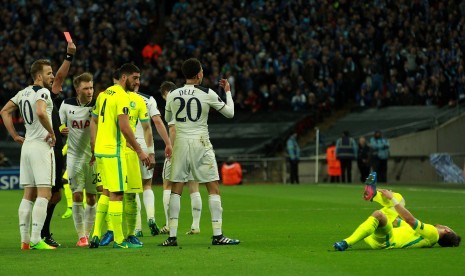 Wasit mengartu merah gelandang Tottenham Hotspur, Dele Alli (nomor 20) setelah tekel keras terhadap pemain KAA Gent, Brecht Dajaegere (kanan) pada laga Liga Europa di Wembley, Jumat (24/2) dini hari WIB.