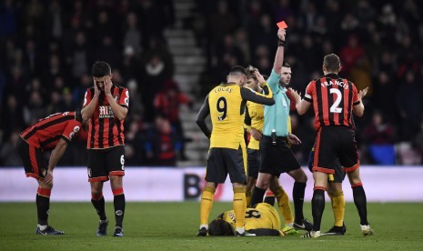 Wasit mengkartu merah bek Bournemouth, Simon Francis pada laga Liga Primer lawan Arsenal di stadio Vitaly, Rabu (3/1) dini hari WIB. Belakangan wasit sering memberikan kartu merah kepada pemain tim tuan rumah.