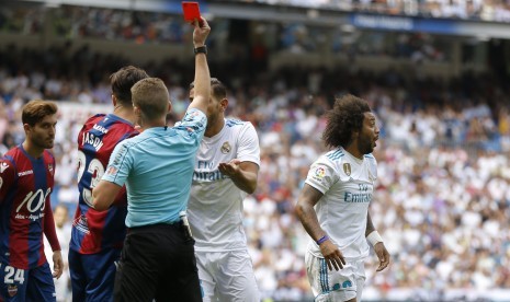 Wasit mengkartu merah bek Real Madrid, Marcelo (kanan) pada laga La Liga, Real Madrid lawan Levante di Santiago Bernabeu, Sabtu (/9). Madrid ditahan imbang 1-1 pada laga ini.