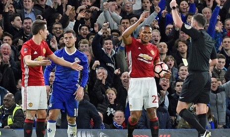 Wasit Michael Oliver mengkartu merah gelandang Manchester United, Ander Herrera (kiri) pada laga Piala FA lawan Chelsea, di Stamford Bridge, Selasa (14/3) dini hari WIB.