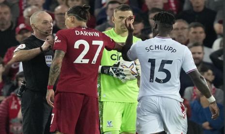 Wasit Paul Tierney berbicara dengan striker Liverpool Darwin Nunez saat laga The Reds Vs Crystala Palace, Selasa (16/8/2022). Nunez diganjar kartu merah oleh Tierney.