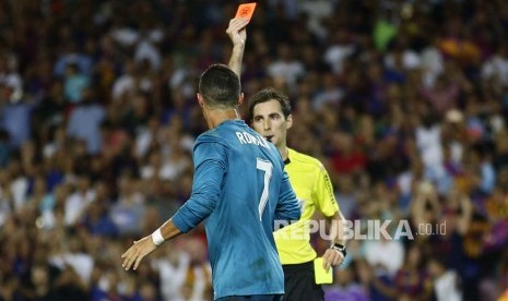 Wasit Ricardo de Burgos mengusir Cristiano Ronaldo setelah dianggap melakukan diving di leg pertama Final Piala Super Spanyol antara Barcelona vs  Real Madrid di Camp Nou, Barcelona, Senin (14/8) pagi. 