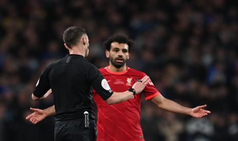 Wasit Stuart Attwell dan Mohamed Salah (kanan) dalam pertandingan Liga Primer Inggris.