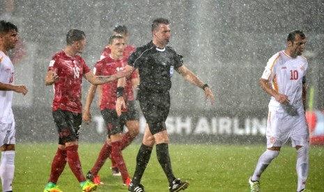 Wasit Turki Huseyin Gocek memutuskan menghentikan pertandingan Albania vs Makedonia.