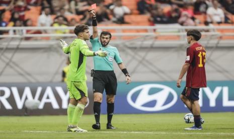 Wasit Uni Emirat Arab Omar Al Ali (tengah) memberikan kartu merah kepada kiper Spanyol Raul Jimenez (kiri) selama pertandingan perempat final Piala Dunia U-17 FIFA antara Spanyol dan Jerman di Stadion Internasional Jakarta di Jakarta, Indonesia, 24 November 2023. Wasit Omar A Ali akan memimpin laga China vs Indonesia di Kualifikasi Piala Dunia 2026, Selasa (15/10/2024).