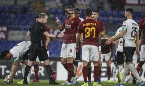 Wasit William Collum memberikan hukuman penalti untuk AS Roma.